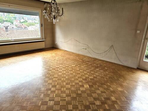 Wohnzimmer mit Zugang zur Terrasse - 6 Zimmer Einfamilienhaus in Rimpar