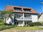 Südwestansicht der familiären Wohnanlage in Bestlage (Verkaufseinheit EG/Hochparterre linker Balkon) - *SOFORT BEZIEHBAR* Moderne, helle 2 Zimmer-Erdgeschosswohnung mit Einbauküche, sonnigem Balkon u. Stellplatz in ruhiger Lage