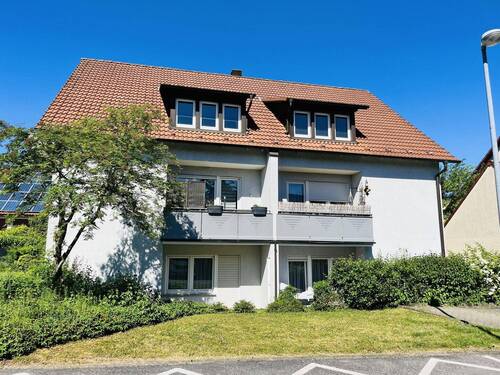 Südwestansicht der familiären Wohnanlage in Bestlage (Verkaufseinheit EG/Hochparterre linker Balkon) - *SOFORT BEZIEHBAR* Moderne, helle 2 Zimmer-Erdgeschosswohnung mit Einbauküche, sonnigem Balkon u. Stellplatz in ruhiger Lage