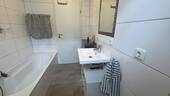 helles, modernes Tageslichtbad mit Duschwanne - 