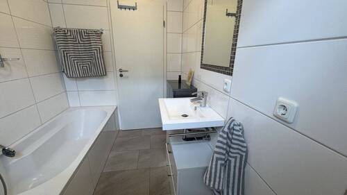 helles, modernes Tageslichtbad mit Duschwanne - 