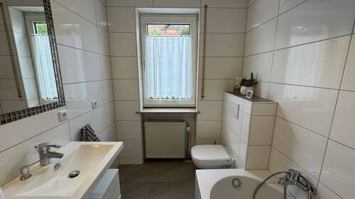 helles, modernes Tageslichtbad mit Duschwanne - 