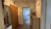 Eingangsbereich der Wohnung mit Glastüre zum Wohnbereich - 