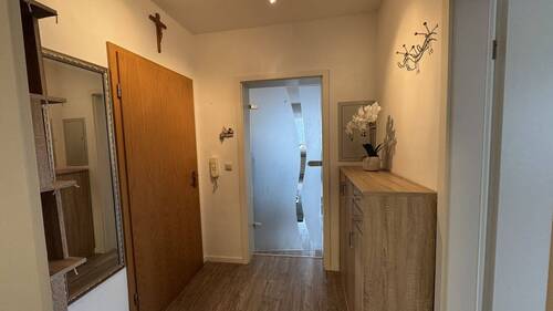 Eingangsbereich der Wohnung mit Glastüre zum Wohnbereich - 