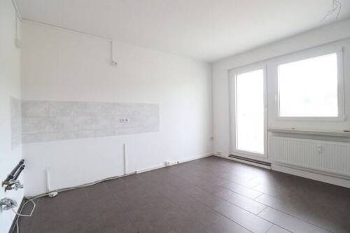 Küche mit Fenster - 5 Zimmer Etagenwohnung in Flöha