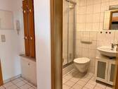 Eingangsbereich und Badezimmer - 