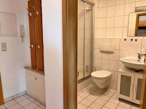 Eingangsbereich und Badezimmer - 