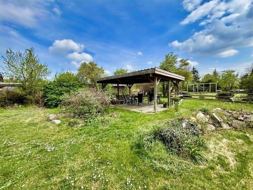 überdachter Sitzplatz im Garten - 