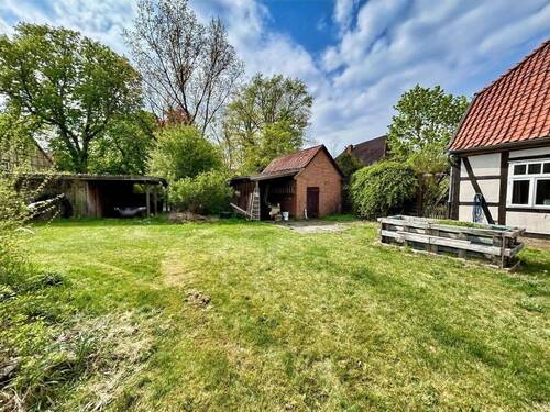 Ansicht aus dem Garten auf Carport und kleines Nebengebäude - 