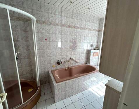 EG Bad mt Wanne und Dusche - 