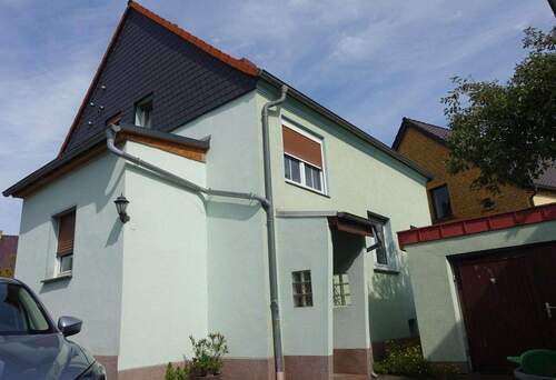 Blick vom Hof zum Hauseingang - 5 Zimmer Einfamilienhaus zum Kaufen in Muldestausee