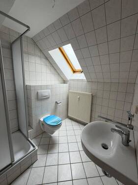Badezimmer mit Dusche und Badewanne
- 