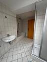 Badezimmer mit Dusche und Badewanne
- 