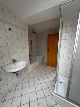 Badezimmer mit Dusche und Badewanne
- 
