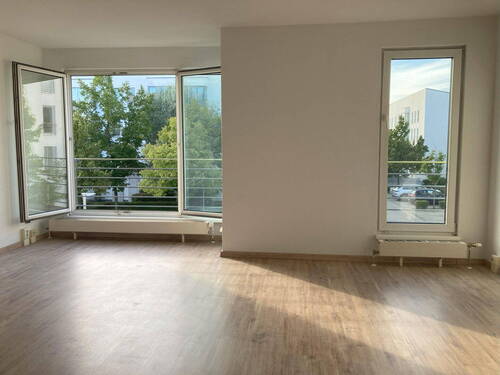 Wohnzimmer mit Westsonne - 3 Zi Whg - bodentiefe Fenster, hell, Tiefgarage - zentral und im Grünen- Nähe Herzzentrum