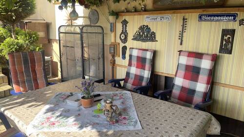 Terrasse mit Blick in den Garten - 