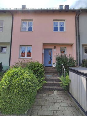 Eingangssicht - Geräumiges Reihenmittelhaus - 169.000,00 EUR Kaufpreis, ca.  145,00 m² Wohnfläche