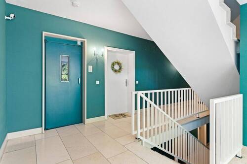Treppenhaus mit Aufzug - 