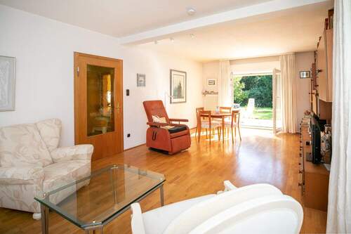 Wohnzimmer mit Terrassen-/Gartenzugang (I) - 