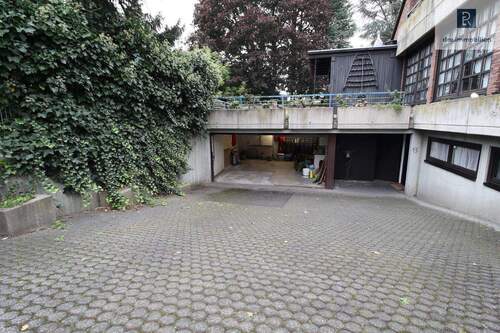 Doppelgarage mit Stellplätzen - 