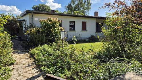 Vorderansicht - Architektenhaus mit großem Grundstück