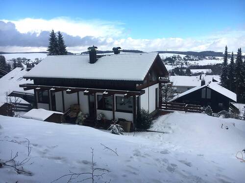 Freistehendes Einfamilienhaus mit Einliegerwohnung in Herrischried - Freistehendes Einfamilienhaus mit großem Garten, Doppel-Carport und Einliegerwohnung in Herrischried.