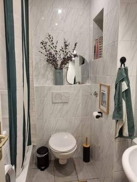 Bad mit Dusche und Waschmaschine - 