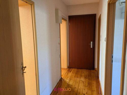 Flur mit Wohnungstür - 