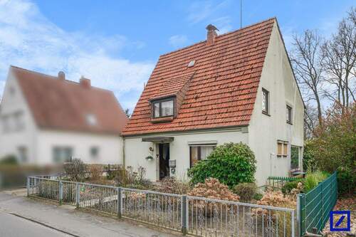 Vorderansicht - Raum für Ideen: Freistehendes Zweifamilienhaus mit Garten