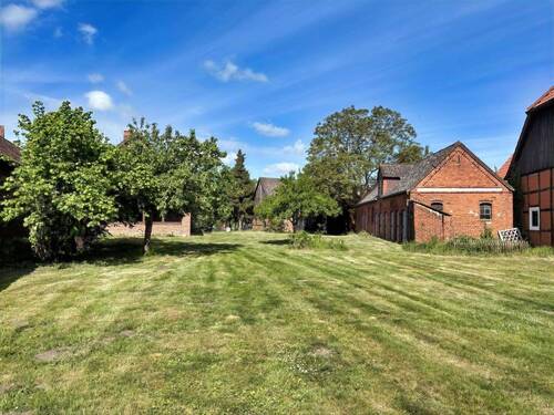 Blick ins Grundstück - 