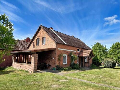 Seitenansicht mit Terrasse - 4 Zimmer Mehrfamilienhaus, Wohnhaus zum Kaufen in Lemgow