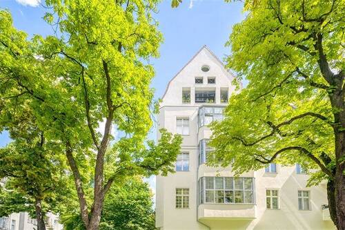 DG Wohnung mit Ziergiebel - Einzigartige Rarität: Dachwohnung mit Spitzbogengalerie und Garagenstellplatz - VERMIETET