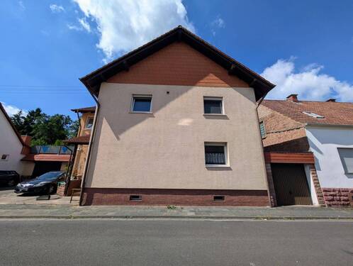 Front - 7 Zimmer Einfamilienhaus in Queidersbach