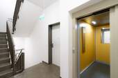 Treppenhaus mit Aufzug - 