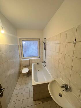 Bad mit Badewanne - 2 Zimmer Etagenwohnung in Kiel