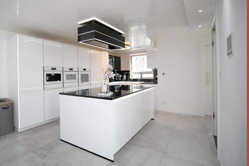 luxuriöse Einbauküche mit Kochinsel - 1 Zimmer Mehrfamilienhaus, Wohnhaus zum Kaufen in Bischofsheim