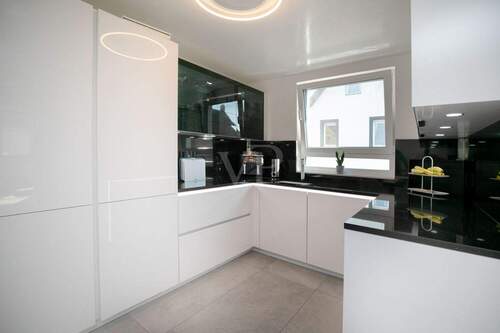 Einbauküche mit Arbeitsflächen aus Granit - 1 Zimmer Mehrfamilienhaus, Wohnhaus in Bischofsheim