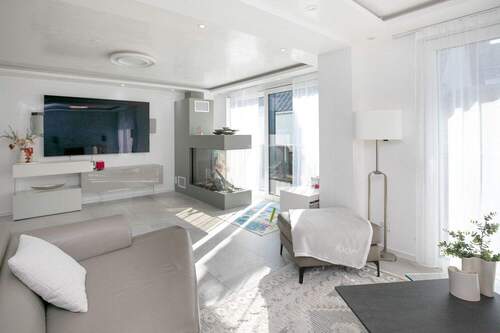 Wohnbereich mit Kamin und Balkon - 