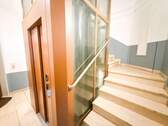 Treppenhaus mit Aufzug - 