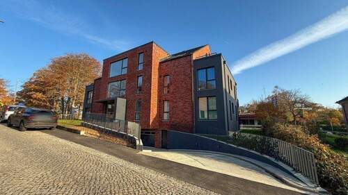 Frontansicht mit Zufahrt zur Tiefgarage - 