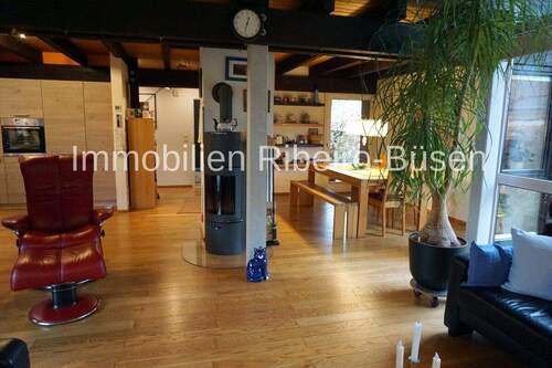 Blick vom Wohnbereich in Esszimmer und Küche - 