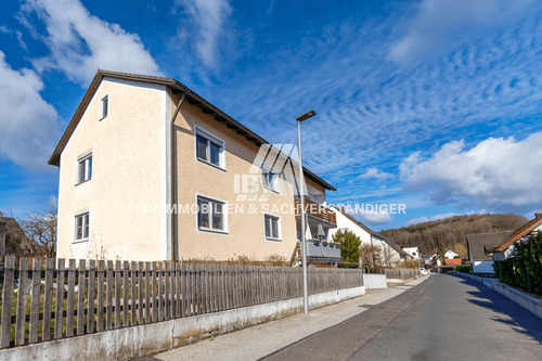 Titel - Gemütliche 3-Zimmer-Dachgeschosswohnung mit Garten und Stellplatz
