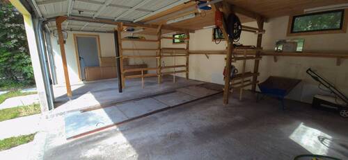 Garage innen mit Wartungsgrube - 