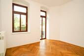 Wohnzimmer mit Balkon - 