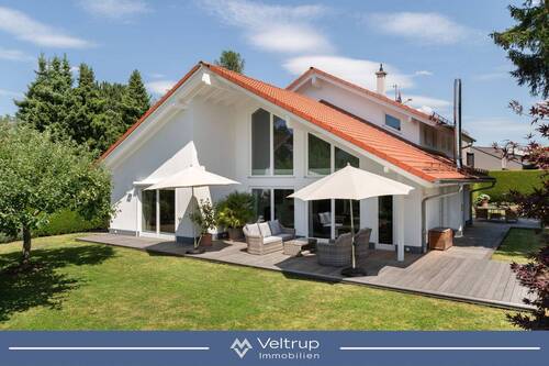 Außenansicht Westen - Banner Portale - FREIRAUM FÜR ALLES, WAS ZÄHLT: ELEGANTES ZUHAUSE AUF GROSSEM GRUNDSTÜCK AM WÖRTHSEE