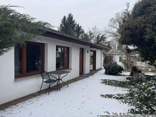 Terrasse und Blick in den Garten - 2 Zimmer Einfamilienhaus zum Kaufen in Berlin