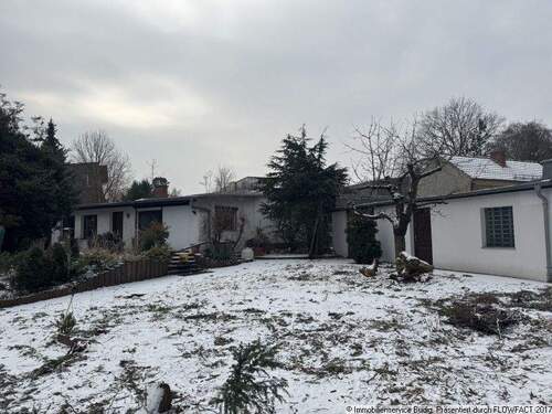 Blick aus dem Garten - rechts befindet sich die Garage - Einfamilienhaus mit 92,00 m&sup2; in Berlin zum Kaufen