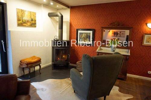 gemütlicher Sitzplatz vor dem Kamin - 