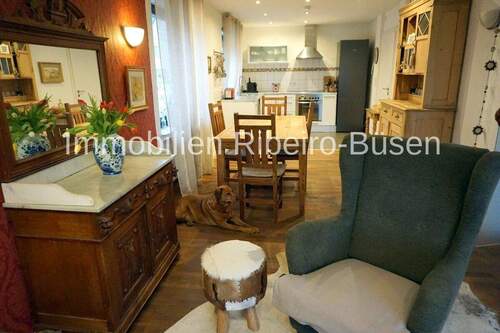 der Blick vom Kamin in den Essbereich und die Küche - 