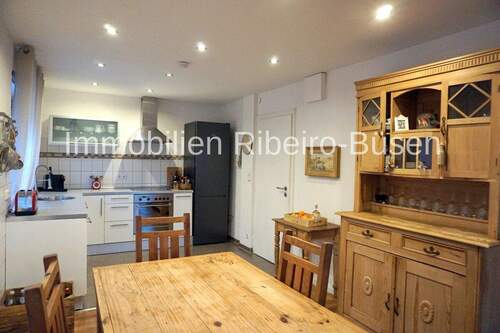 der Blick vom Essbereich in die Küche - 